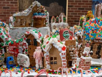 El espectacular pueblo de pan de jengibre más grande del mundo ilumina Nueva York en Navidad